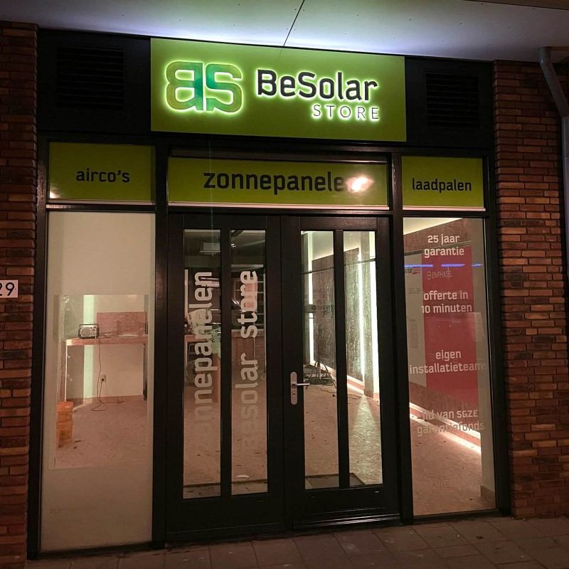 • Besolar Store binnen en buiten mogen voorzien van complete signing, Binnen diverse wanden voorzien van foto behang, de ramen voorzien van belettering en een mooie zelf ontwikkelde lichtbak gemonteerd aan de gevel