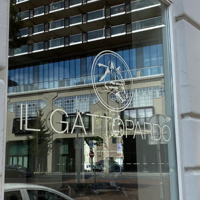 • Voor restaurant Il Gattopardo de ramen voorzien van mooie belettering