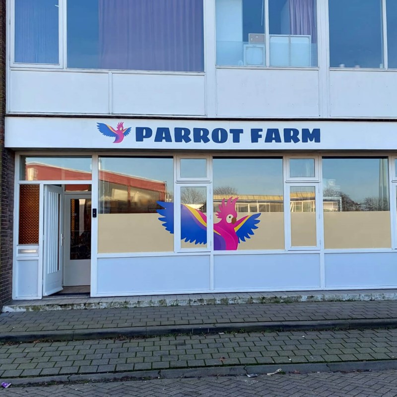 • Voor de Parrot Farm in vlaardingen de gevel toonaangevend gemaakt