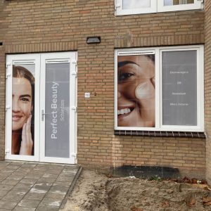 • Voor Perfect Beauty in Schiedam alle ramen van het nieuwe pand voorzien van een HR one way visionfolie